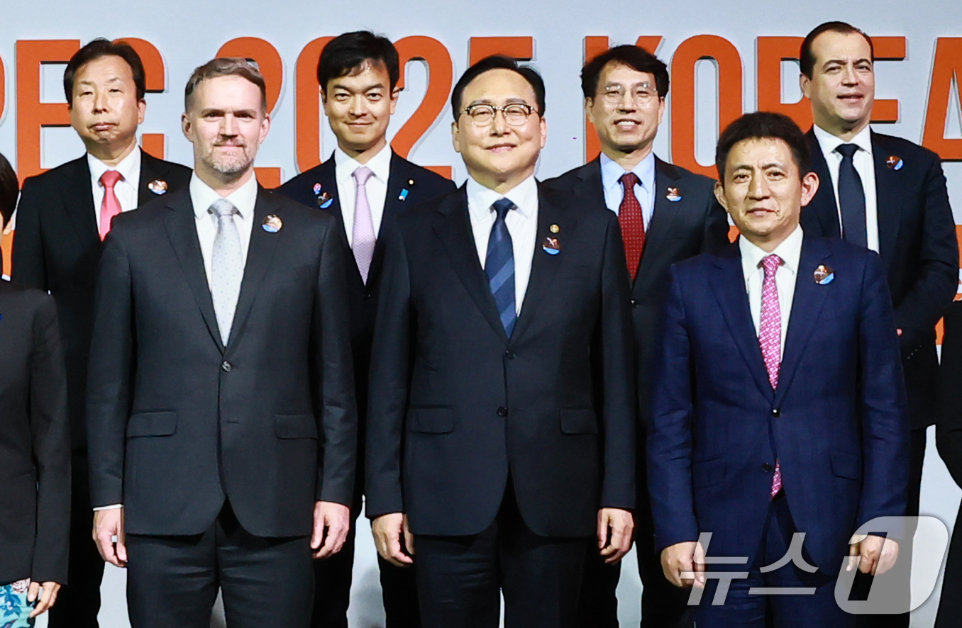 (서울=뉴스1) = 정인교 산업통상자원부 통상교섭본부장이 15일 제주 서귀포시 제주국제컨벤션센터에서 열린 '2025 APEC 통상장관회의'에서 제이미슨 그리어 미국 무역대표부 대표 …