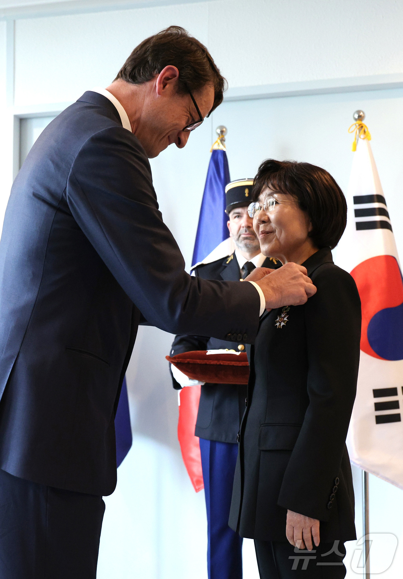 (서울=뉴스1) 신웅수 기자 = 최정화 한국이미지커뮤니케이션연구원 이사장이 15일 오후 서울 서대문구 주한프랑스대사관에서 열린 수훈식에서 필립 베르투 주한 프랑스대사로부터 '레지옹 …