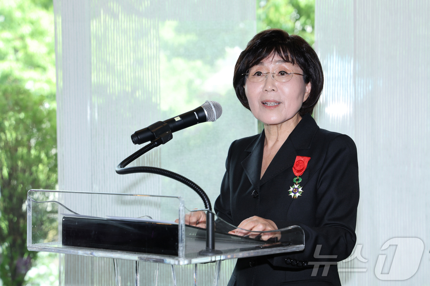 (서울=뉴스1) 신웅수 기자 = 최정화 한국이미지커뮤니케이션연구원 이사장이 15일 오후 서울 서대문구 주한프랑스대사관에서 열린 수훈식에서 '레지옹 도뇌르 오피시에' 훈장을 받은 후 …