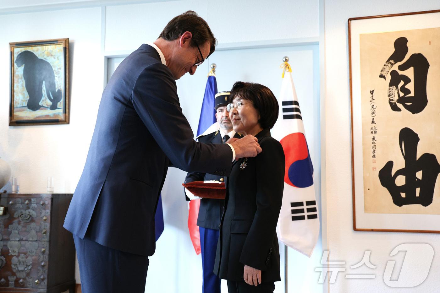 (서울=뉴스1) 신웅수 기자 = 최정화 한국이미지커뮤니케이션연구원 이사장이 15일 오후 서울 서대문구 주한프랑스대사관에서 열린 수훈식에서 필립 베르투 주한 프랑스대사로부터 '레지옹 …