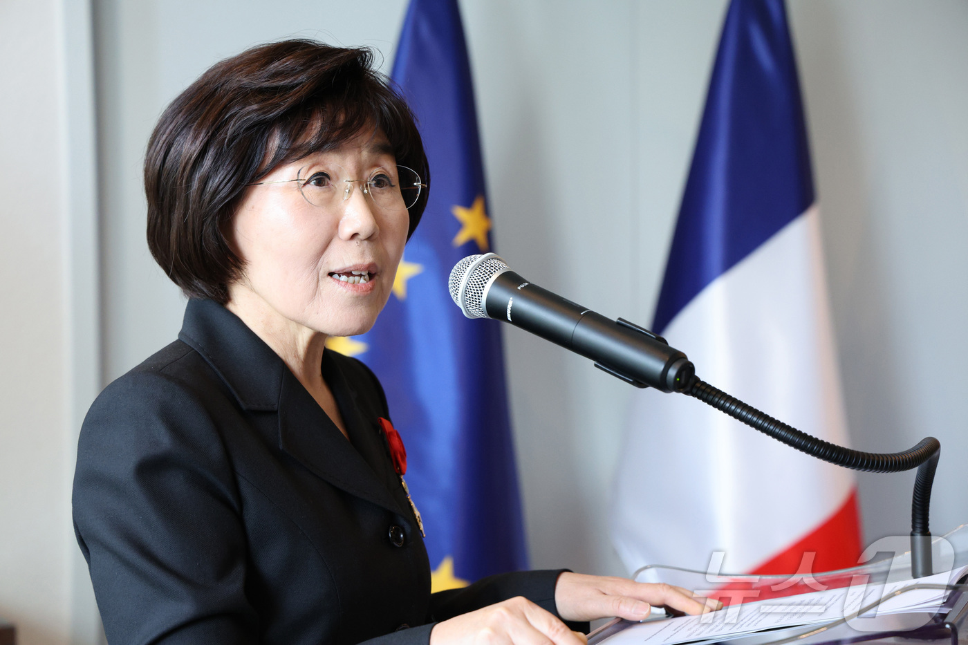 (서울=뉴스1) 신웅수 기자 = 최정화 한국이미지커뮤니케이션연구원 이사장이 15일 오후 서울 서대문구 주한프랑스대사관에서 열린 수훈식에서 '레지옹 도뇌르 오피시에' 훈장을 받은 후 …