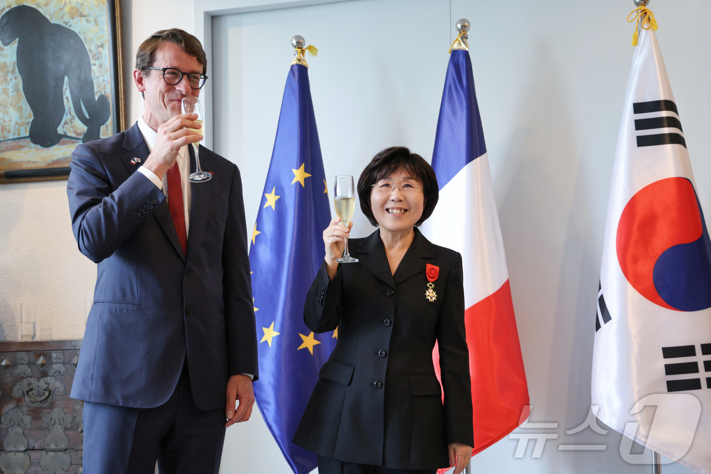 (서울=뉴스1) 신웅수 기자 = 최정화 한국이미지커뮤니케이션연구원 이사장이 15일 오후 서울 서대문구 주한프랑스대사관에서 열린 수훈식에서 필립 베르투 주한 프랑스대사로부터 '레지옹 …