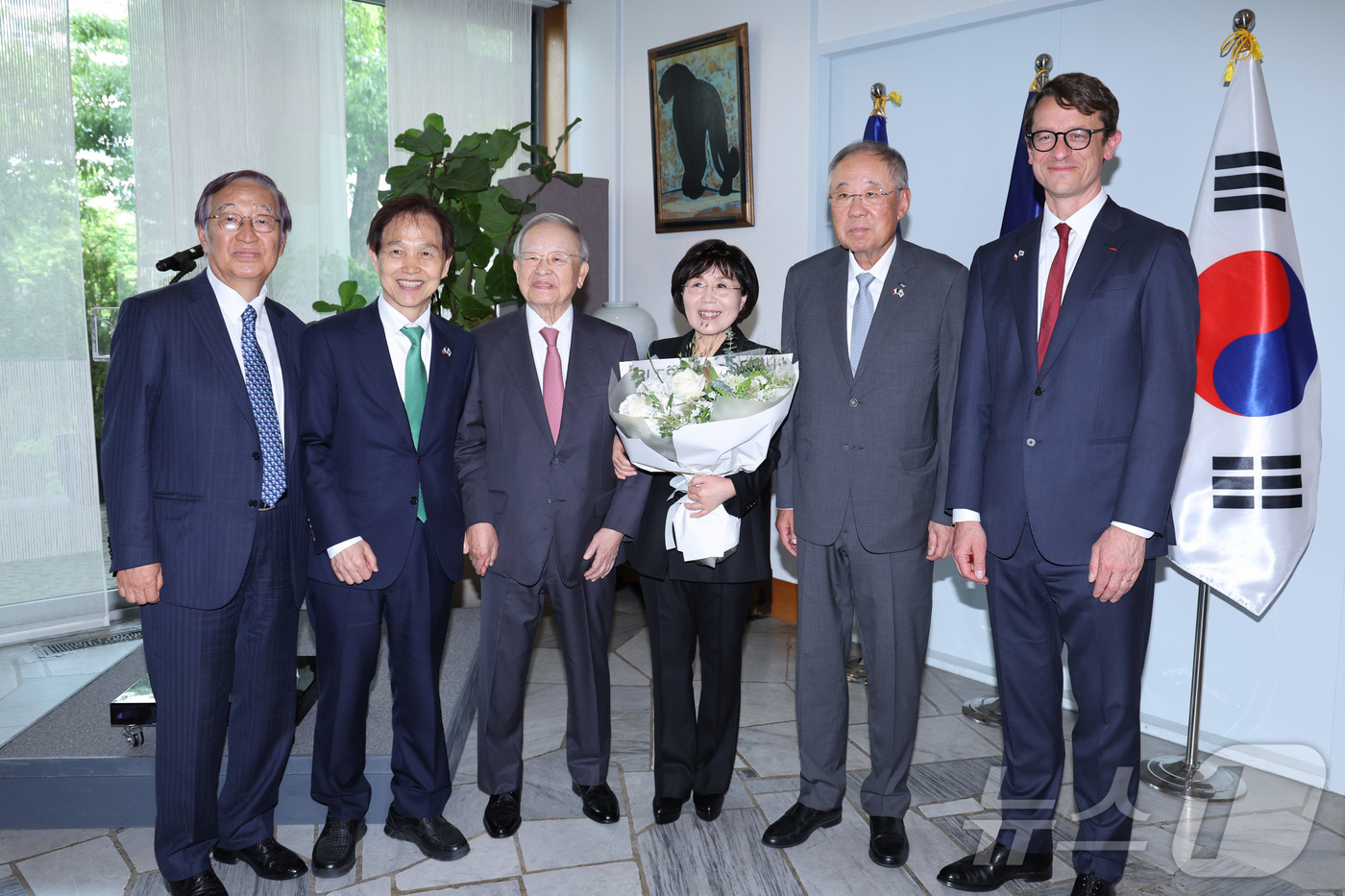 (서울=뉴스1) 신웅수 기자 = 최정화 한국이미지커뮤니케이션연구원 이사장이 15일 오후 서울 서대문구 주한프랑스대사관에서 열린 '레지옹 도뇌르 오피시에' 훈장 수훈식에서 필립 베르 …