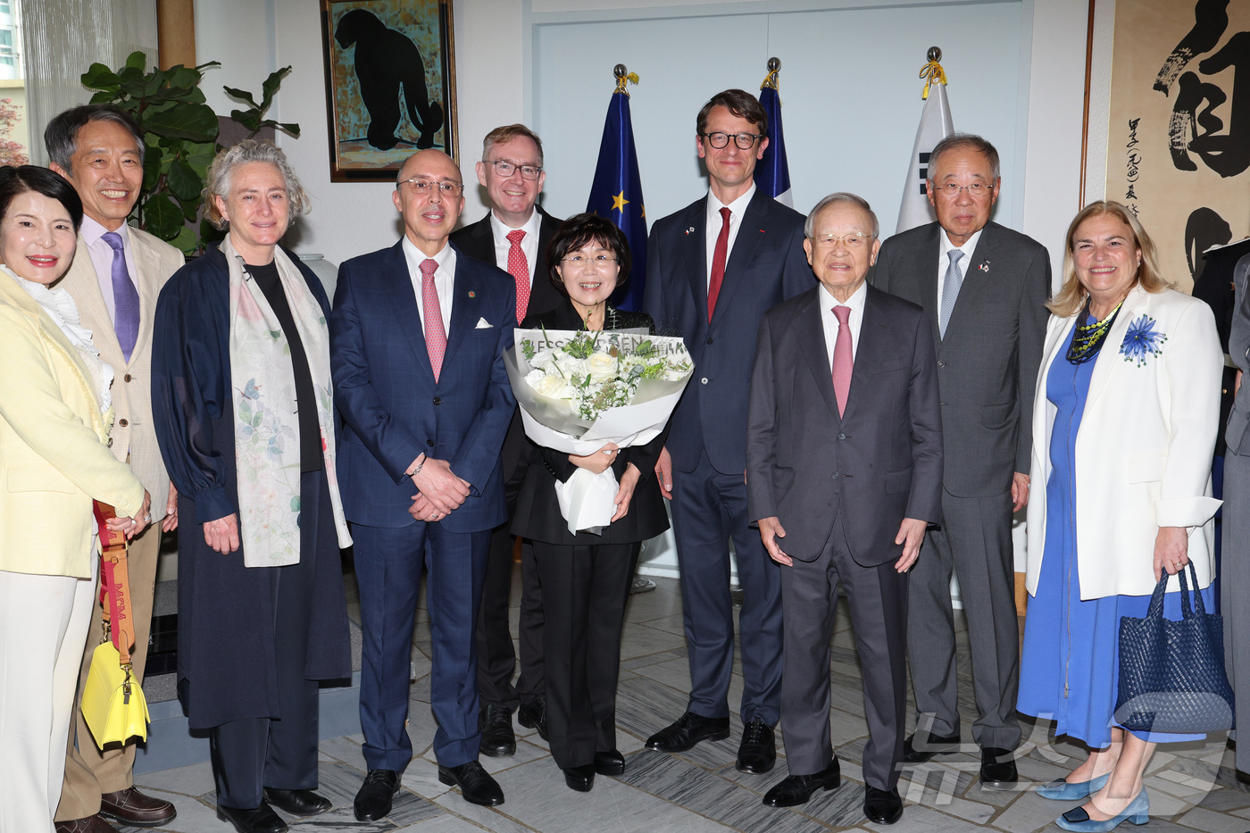 (서울=뉴스1) 신웅수 기자 = 최정화 한국이미지커뮤니케이션연구원 이사장이 15일 오후 서울 서대문구 주한프랑스대사관에서 열린 '레지옹 도뇌르 오피시에' 훈장 수훈식에서 필립 베르 …