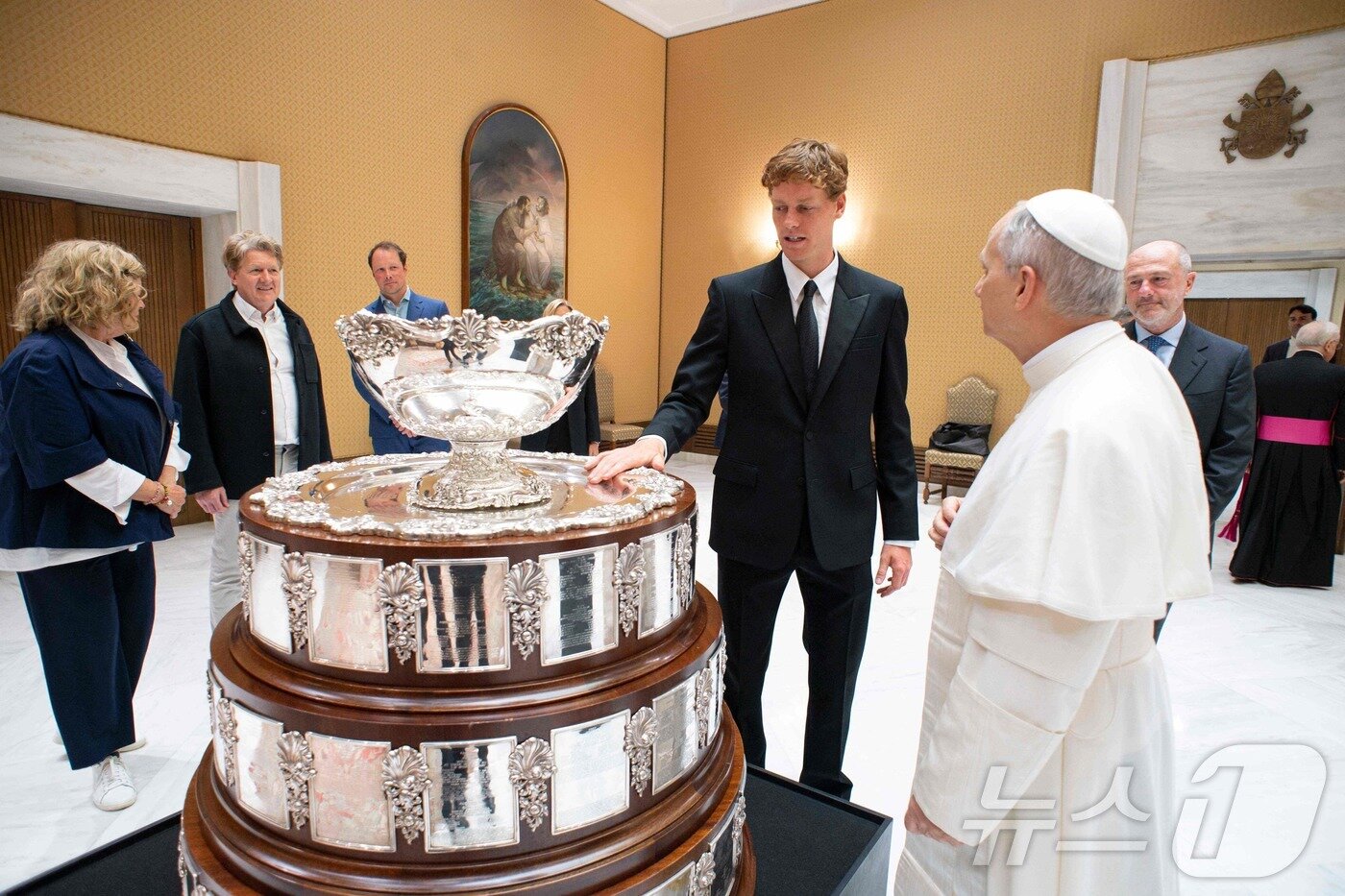 본문 이미지 - 14일(현지시간) 바티칸을 찾은 테니스 세계 랭킹 1위 야닉 시너(이탈리아) 선수가 레오 14세 교황을 알현하고 얘기를 나누고 있다.  ⓒ AFP=뉴스1