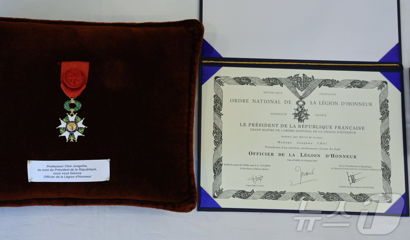 (서울=뉴스1) 신웅수 기자 = 최정화 한국이미지커뮤니케이션연구원 이사장이 15일 오후 서울 서대문구 주한프랑스대사관에서 열린 수훈식에서 받은 '레지옹 도뇌르 오피시에' 훈장.최 …