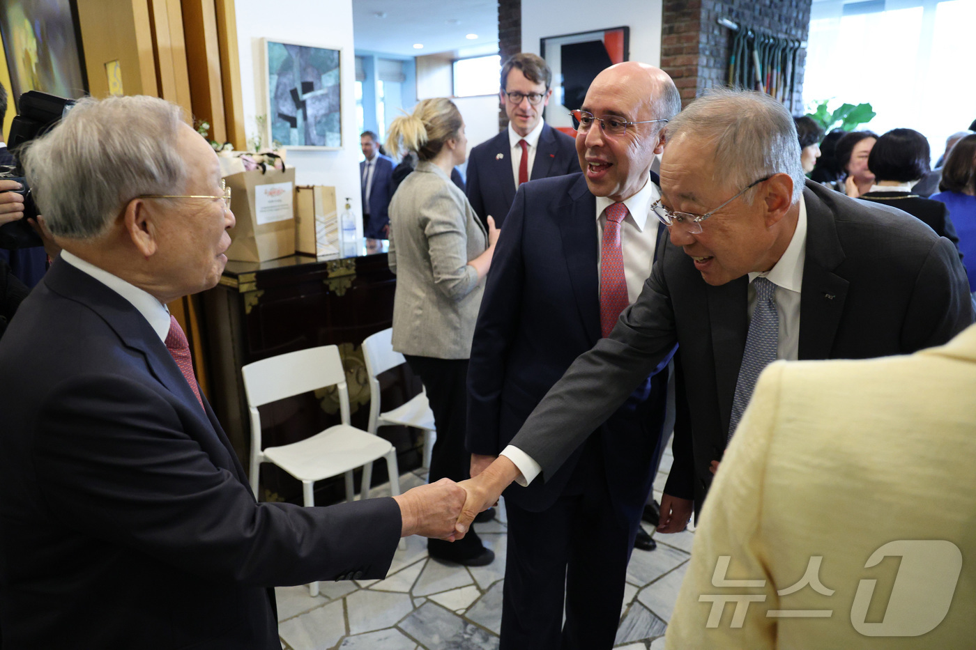 (서울=뉴스1) 신웅수 기자 = 손경식 한국경영자총협회 회장과 류진 한국경제인협회 회장이 15일 오후 서울 서대문구 주한프랑스대사관에서 열린 최정화 한국이미지커뮤니케이션연구원 이사 …