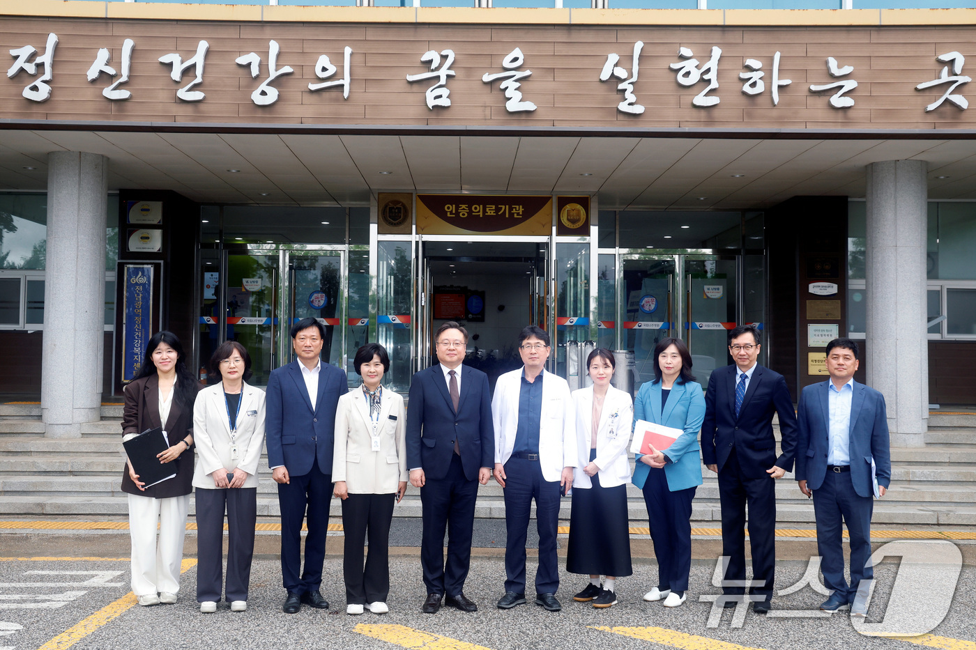 (서울=뉴스1) = 조규홍 보건복지부 장관이 15일 전남 나주시 국립나주병원을 방문해 병원 관계자들과 기념촬영을 하고 있다. (보건복지부 제공. 재판매 및 DB 금지) 2025.5 …