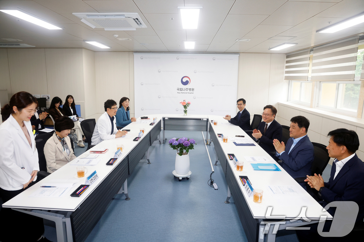 (서울=뉴스1) = 조규홍 보건복지부 장관이 15일 전남 나주시 국립나주병원을 방문해 의료진들을 격려하고 있다. (보건복지부 제공. 재판매 및 DB 금지) 2025.5.15/뉴스1 …