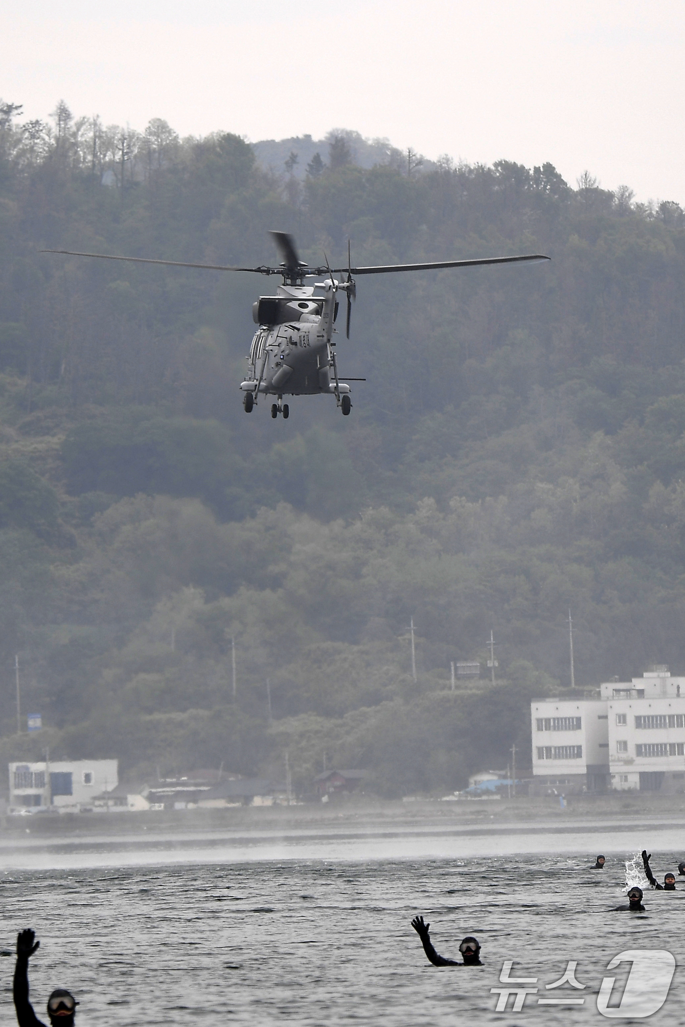(포항=뉴스1) 최창호 기자 = 15일 해병대 1사단 수색대대가 경북 포항시 남구 도구해안에서 마린온 기동헬기를 이용 저고도 이탈 수영침투훈련을 하고 있다. (해병대 1사단제공, …