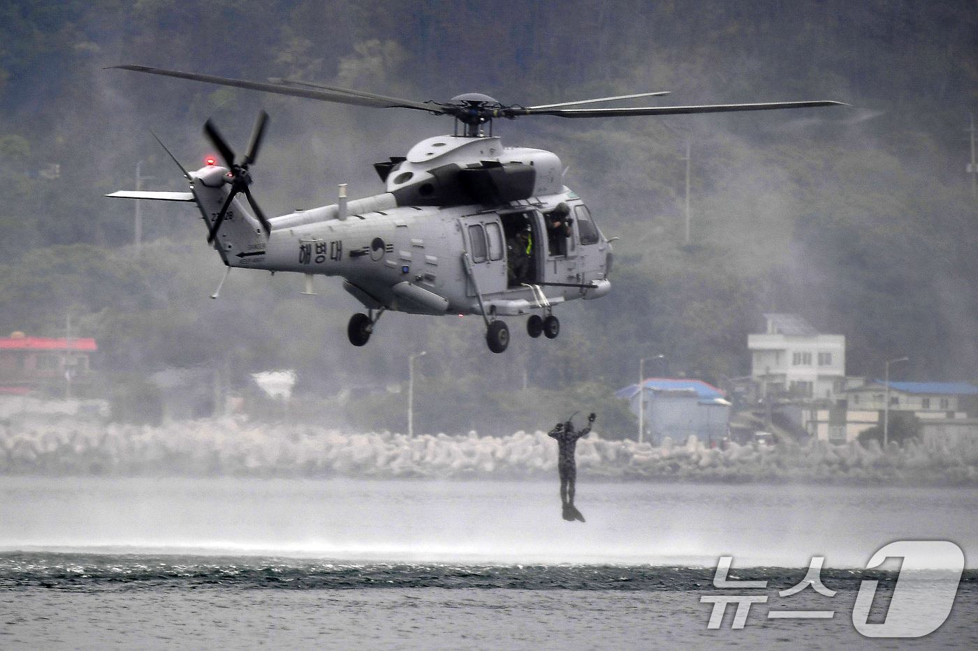 (포항=뉴스1) 최창호 기자 = 15일 해병대 1사단 수색대대가 경북 포항시 남구 도구해안에서 마린온 기동헬기를 이용 저고도 이탈 수영침투훈련을 하고 있다. (해병대 1사단제공, …