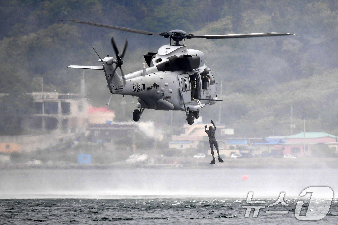 (포항=뉴스1) 최창호 기자 = 15일 해병대 1사단 수색대대가 경북 포항시 남구 도구해안에서 마린온 기동헬기를 이용 저고도 이탈 수영침투훈련을 하고 있다. (해병대 1사단제공, …