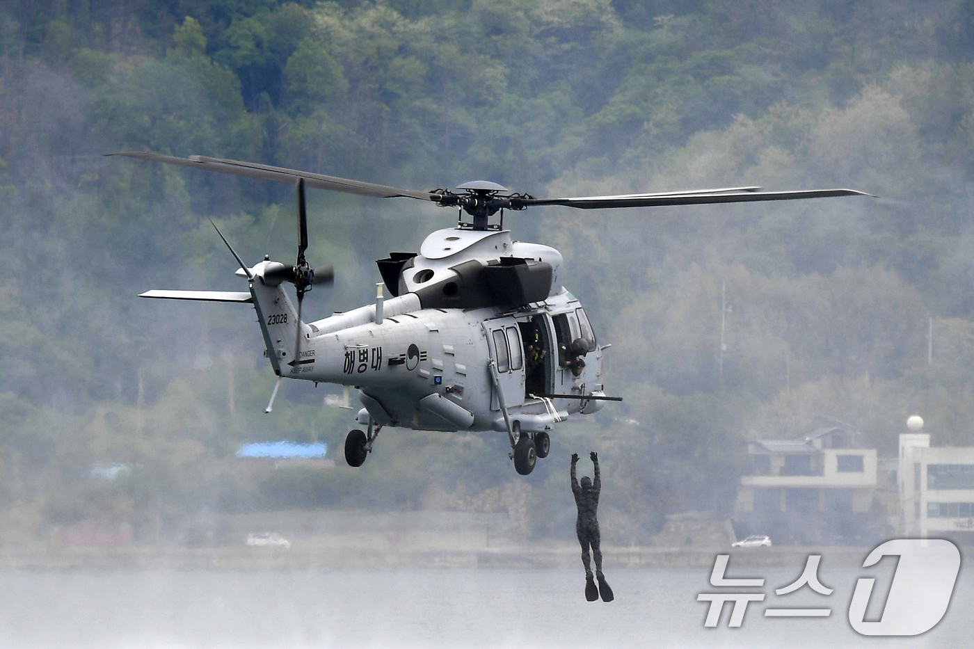 (포항=뉴스1) 최창호 기자 = 15일 해병대 1사단 수색대대가 경북 포항시 남구 도구해안에서 마린온 기동헬기를 이용 저고도 이탈 수영침투훈련을 하고 있다. (해병대 1사단제공, …