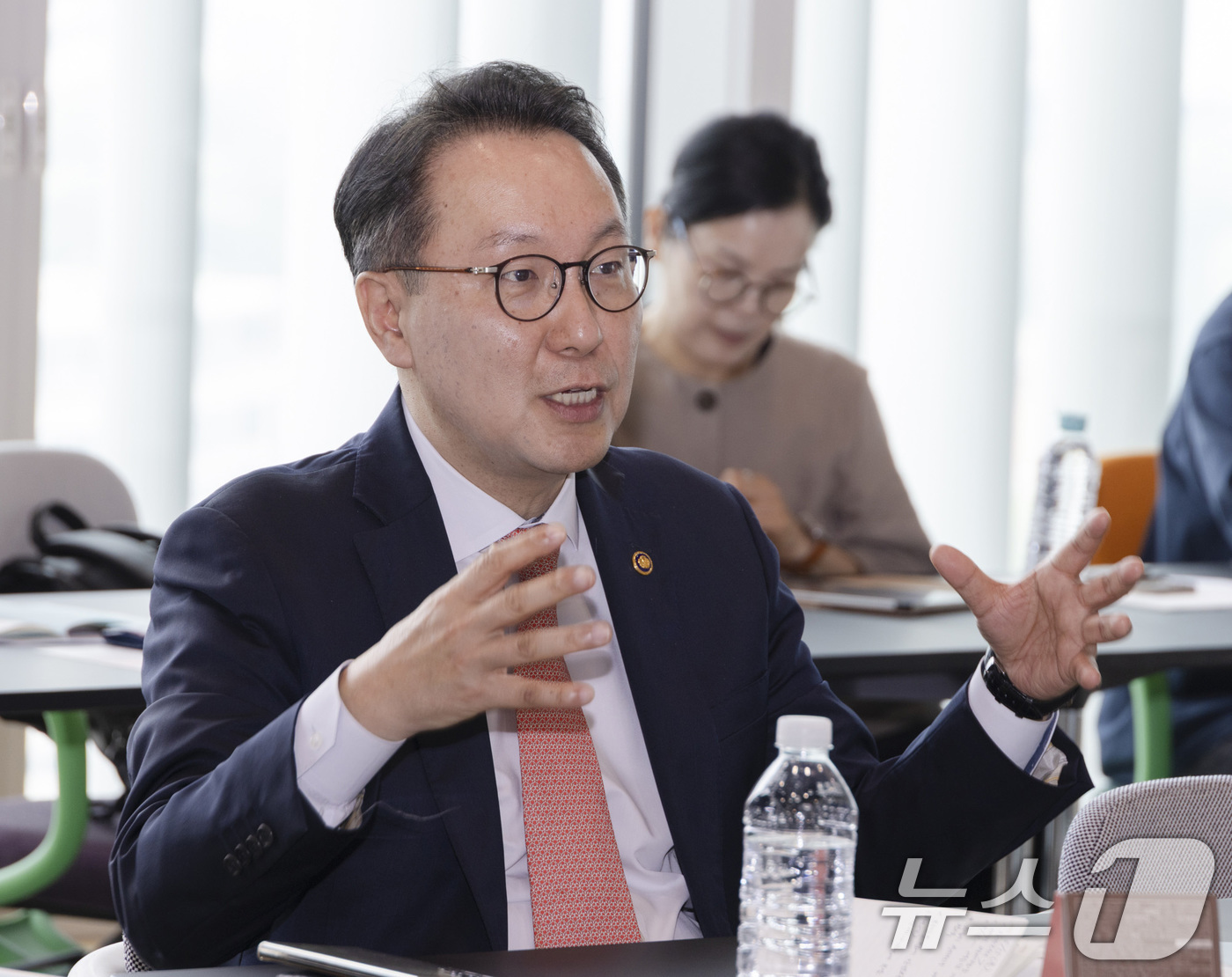 (서울=뉴스1) = 박민수 보건복지부 제2차관이 15일 서울 용산구 아모레퍼시픽 본사에서 열린 화장품 수출 활성화를 위한 기업 간담회에서 발언하고 있다. (보건복지부 제공. 재판매 …