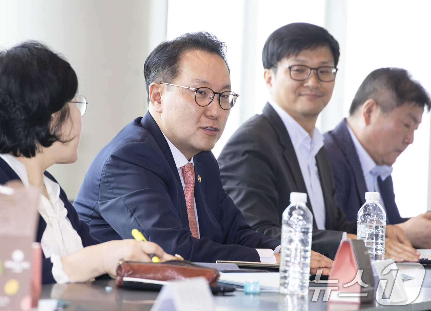 (서울=뉴스1) = 박민수 보건복지부 제2차관이 15일 서울 용산구 아모레퍼시픽 본사에서 열린 화장품 수출 활성화를 위한 기업 간담회에서 발언하고 있다. (보건복지부 제공. 재판매 …