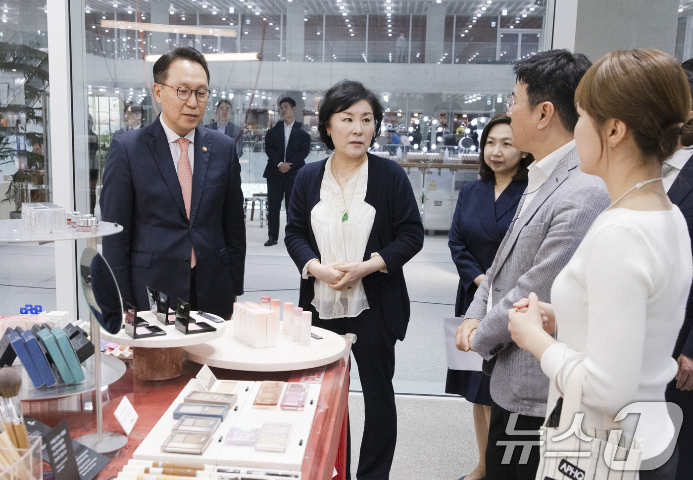 (서울=뉴스1) = 박민수 보건복지부 제2차관이 15일 서울 용산구 아모레퍼시픽 본사에서 열린 화장품 수출 활성화를 위한 기업 간담회에 참석해 앞서 화장품 설명을 듣고 있다. (보 …