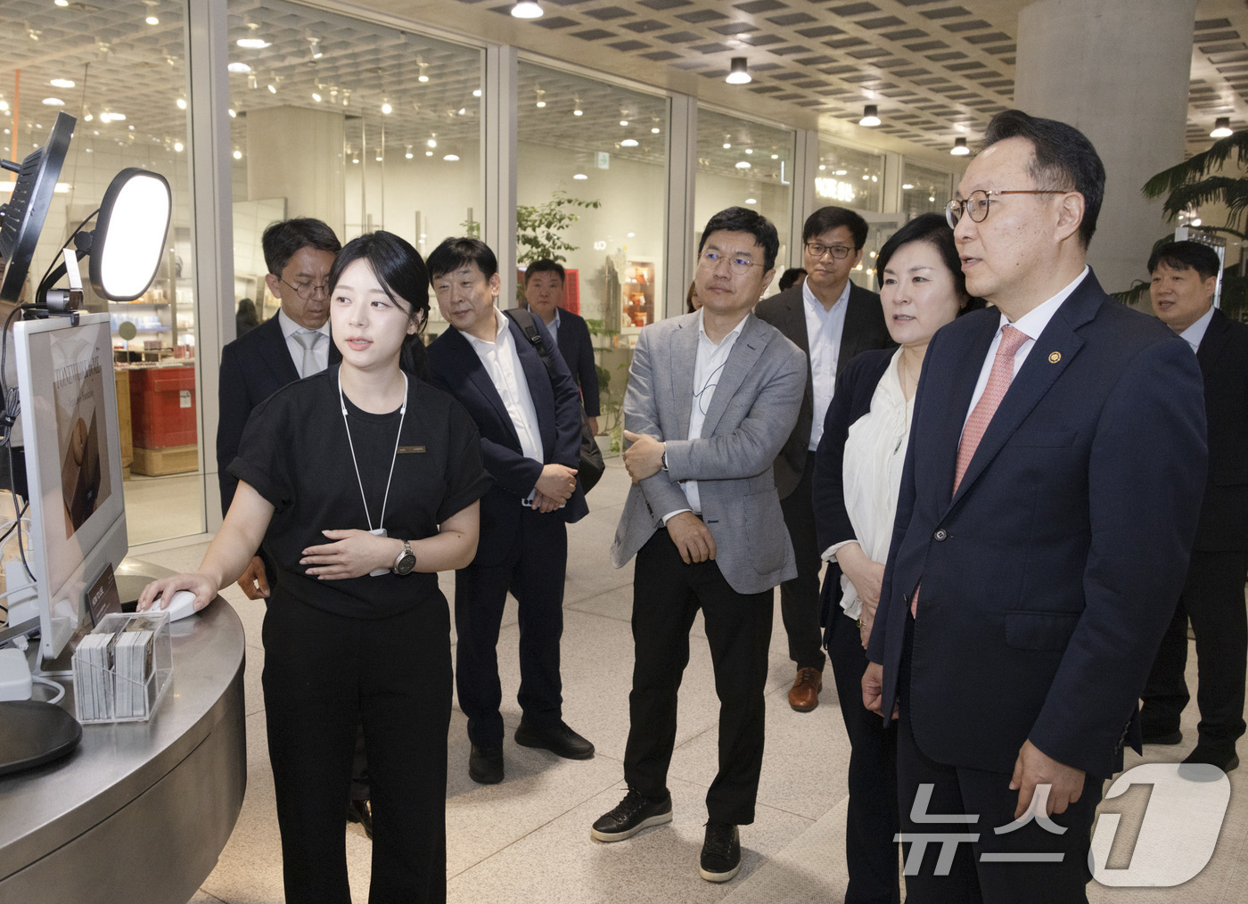 (서울=뉴스1) = 박민수 보건복지부 제2차관이 15일 서울 용산구 아모레퍼시픽 본사에서 열린 화장품 수출 활성화를 위한 기업 간담회에 참석해 앞서 화장품 설명을 듣고 있다. (보 …