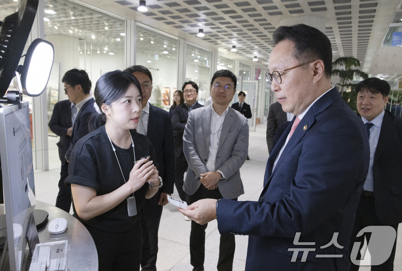 (서울=뉴스1) = 박민수 보건복지부 제2차관이 15일 서울 용산구 아모레퍼시픽 본사에서 열린 화장품 수출 활성화를 위한 기업 간담회에 참석해 앞서 화장품 설명을 듣고 있다. (보 …