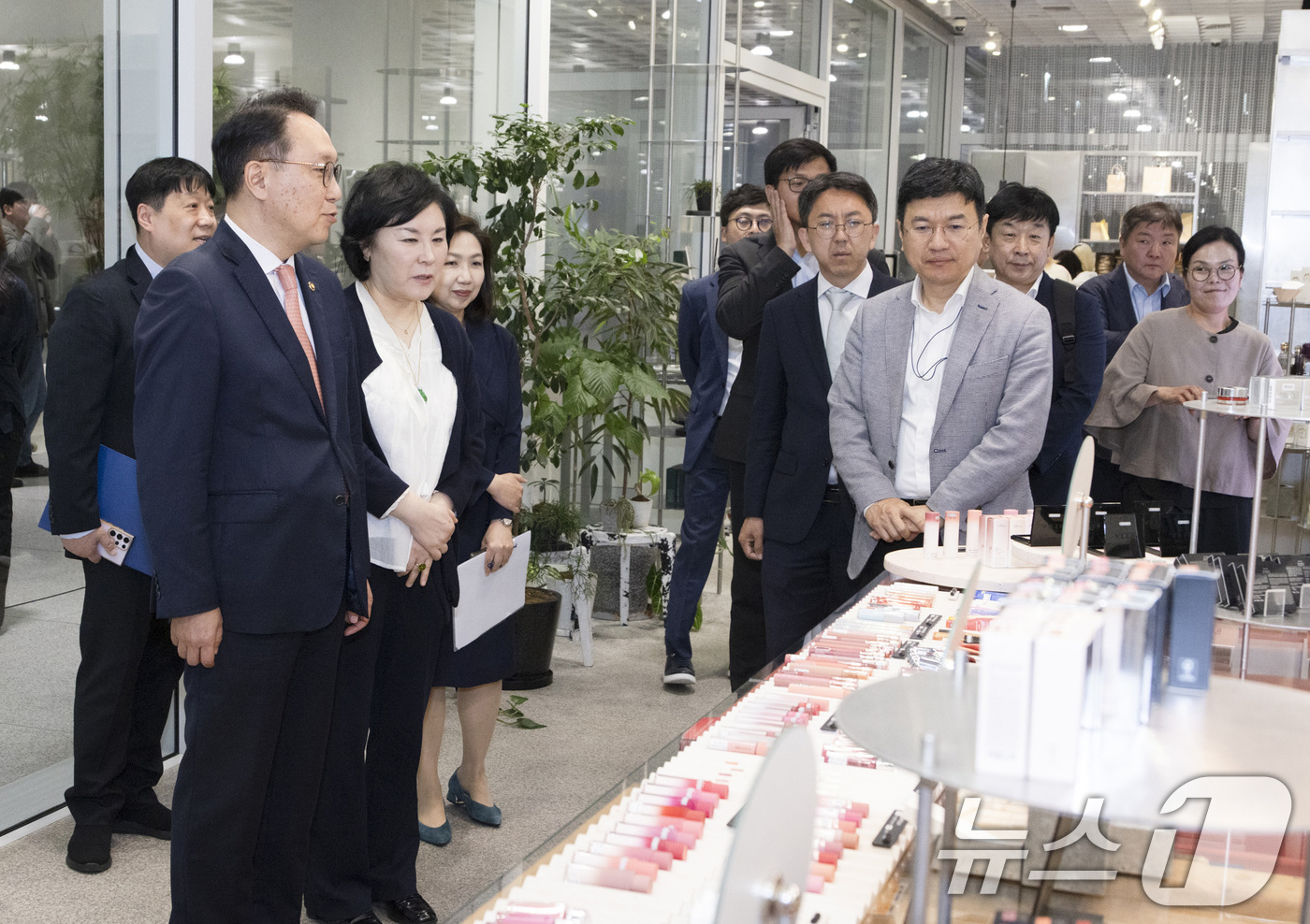 (서울=뉴스1) = 박민수 보건복지부 제2차관이 15일 서울 용산구 아모레퍼시픽 본사에서 열린 화장품 수출 활성화를 위한 기업 간담회에 참석해 앞서 화장품 설명을 듣고 있다. (보 …