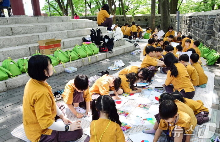 본문 이미지 - 사생대회에 참가한 어린이들이 그림을 그리는 모습 / 사진=한국삭도공업 제공