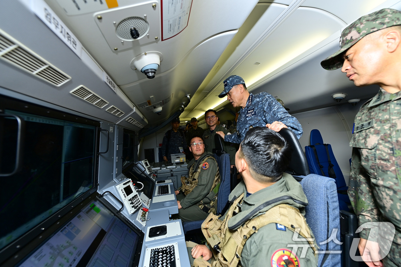 (서울=뉴스1) = 김명수 합참의장이 15일 경남 진해 해군부대에서 해상초계기 P-8A에 탑승해 지ㅟ비행에 앞서 작전 지도를 하고 있다. (합참 제공. 재판매 및 DB 금지) 20 …