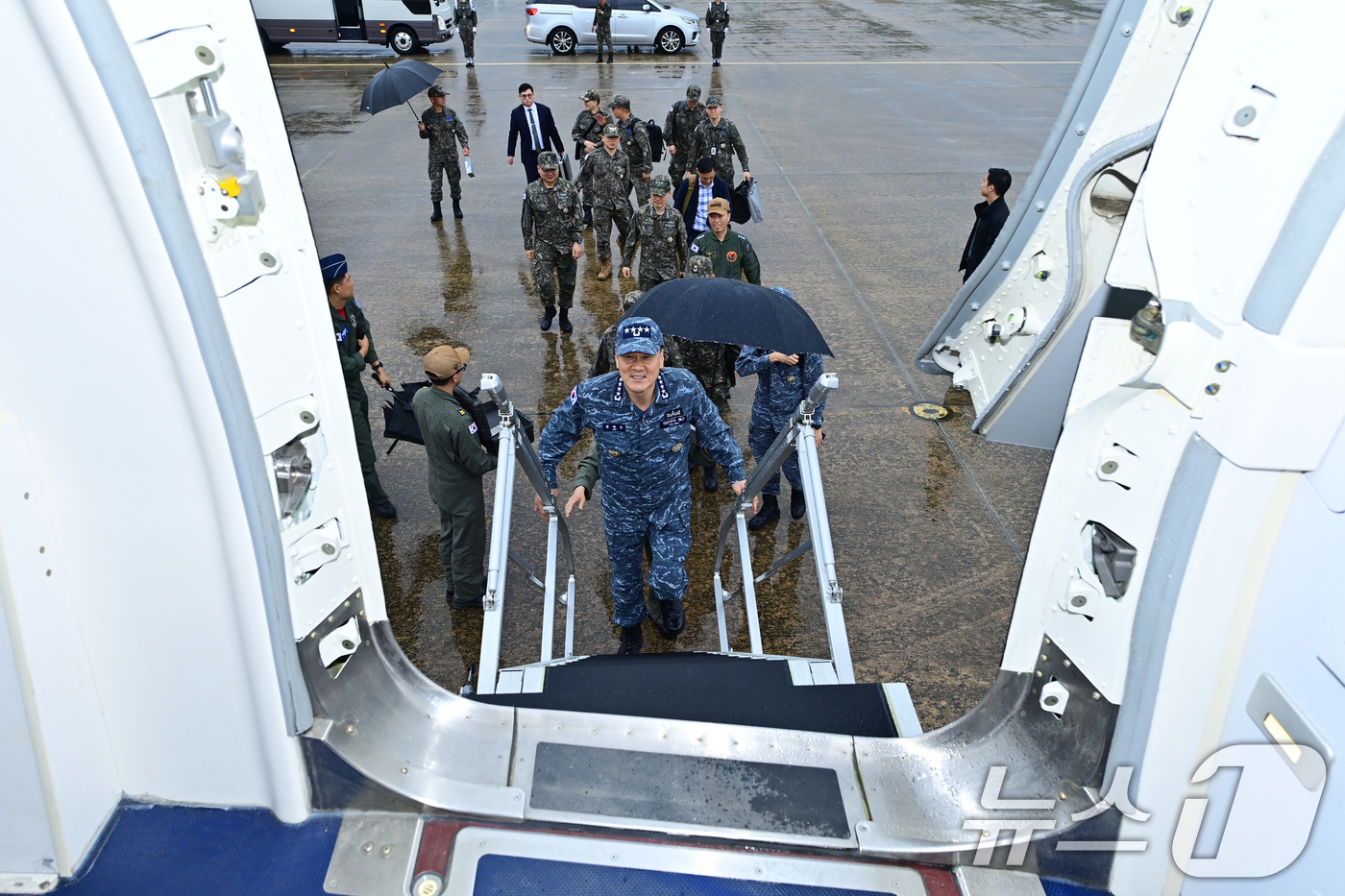 (서울=뉴스1) = 김명수 합참의장이 15일 경남 진해 해군부대에서 해상초계기 P-8A에 탑승하고 있다. (합참 제공. 재판매 및 DB 금지) 2025.5.15/뉴스1