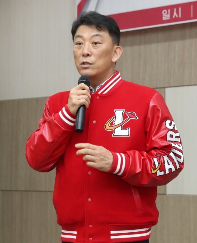 본문 이미지 - 최근 스카우트팀장으로 복귀한 김성용 전 단장. &#40;SSG 제공&#41;