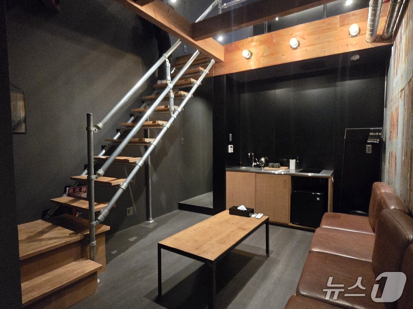 본문 이미지 - 예전에 지물포였던 세카이 호텔의 객실 모습. 2025.05.15 ⓒ 뉴스1 김승준 기자