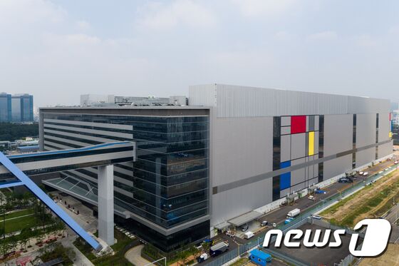 "반도체가 미래"…삼성전자·SK하닉, R&D·캐펙스 더 늘렸다
