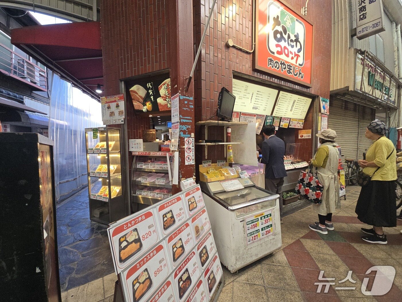 본문 이미지 - 세카이 호텔과 협력하고 있는 75년째 영업 중인 정육점 2025.05.15 ⓒ 뉴스1 김승준 기자