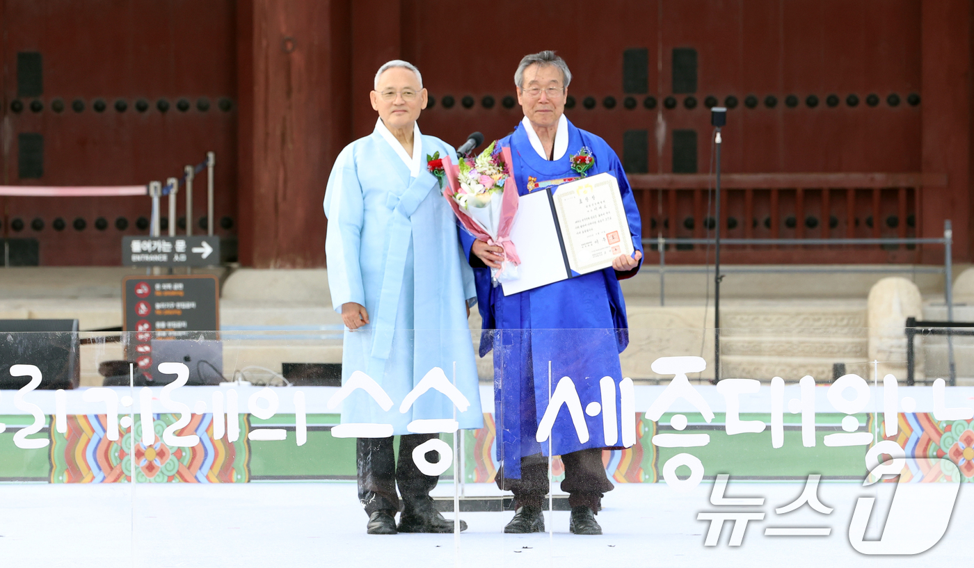 (서울=뉴스1) 김명섭 기자 = 유인촌 문화체육관광부 장관이 15일 경복궁 흥례문 앞 광장에서 ‘628돌 세종대왕 나신 날 기념행사’에서 이대로 한말글문화협회 대표에게 제44회 …