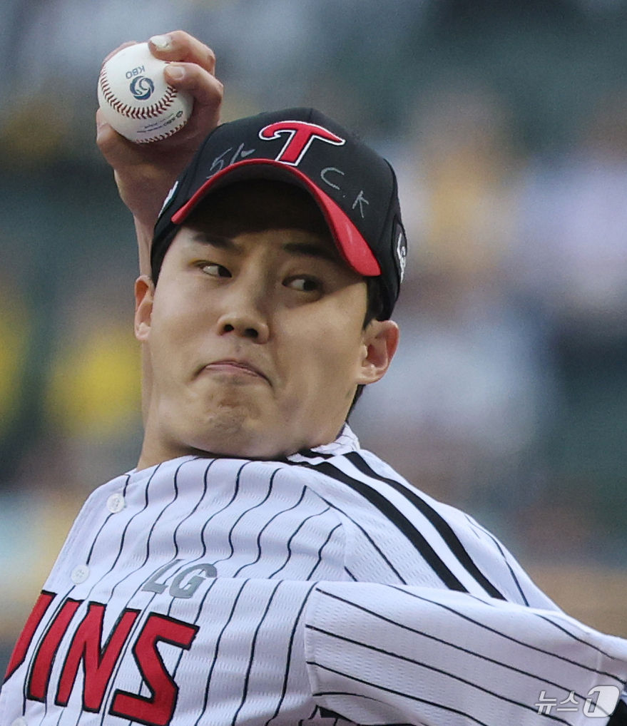 (서울=뉴스1) 오대일 기자 = 15일 오후 서울 송파구 잠실야구장에서 열린 '2025 신한 SOL 뱅크 KBO리그' 키움 히어로즈와 LG 트윈스의 경기에서 1회초 LG 선발투수 …