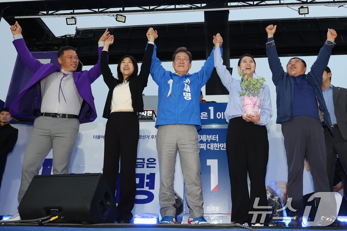 (목포=뉴스1) 안은나 기자 = 이재명 더불어민주당 대통령 후보가 '이순신 호국 벨트' 유세차 15일 오후 전남 목포시 평화광장을 찾아 두 팔을 번쩍 들고 있다. 2025.5.15 …