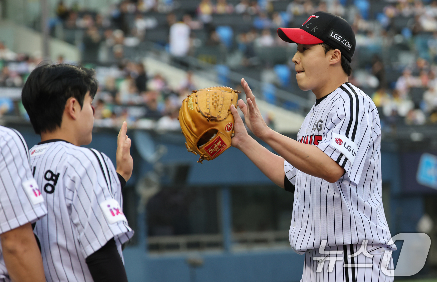 (서울=뉴스1) 오대일 기자 = 15일 오후 서울 송파구 잠실야구장에서 열린 '2025 신한 SOL 뱅크 KBO리그' 키움 히어로즈와 LG 트윈스의 경기에서 LG 선발투수 임찬규가 …