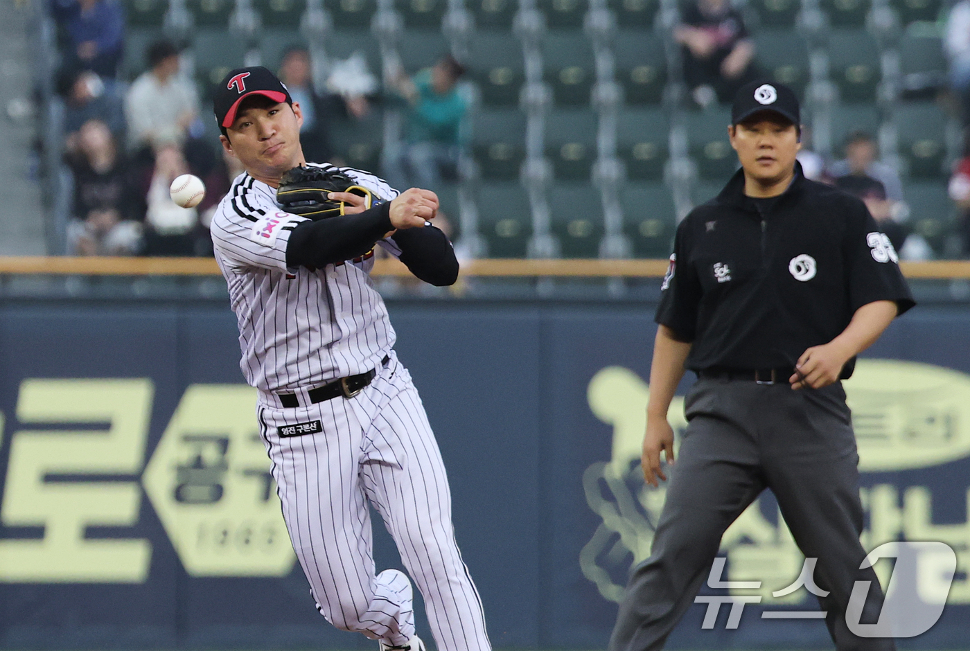 (서울=뉴스1) 오대일 기자 = 15일 오후 서울 송파구 잠실야구장에서 열린 '2025 신한 SOL 뱅크 KBO리그' 키움 히어로즈와 LG 트윈스의 경기에서 3회초 개인 통산 19 …