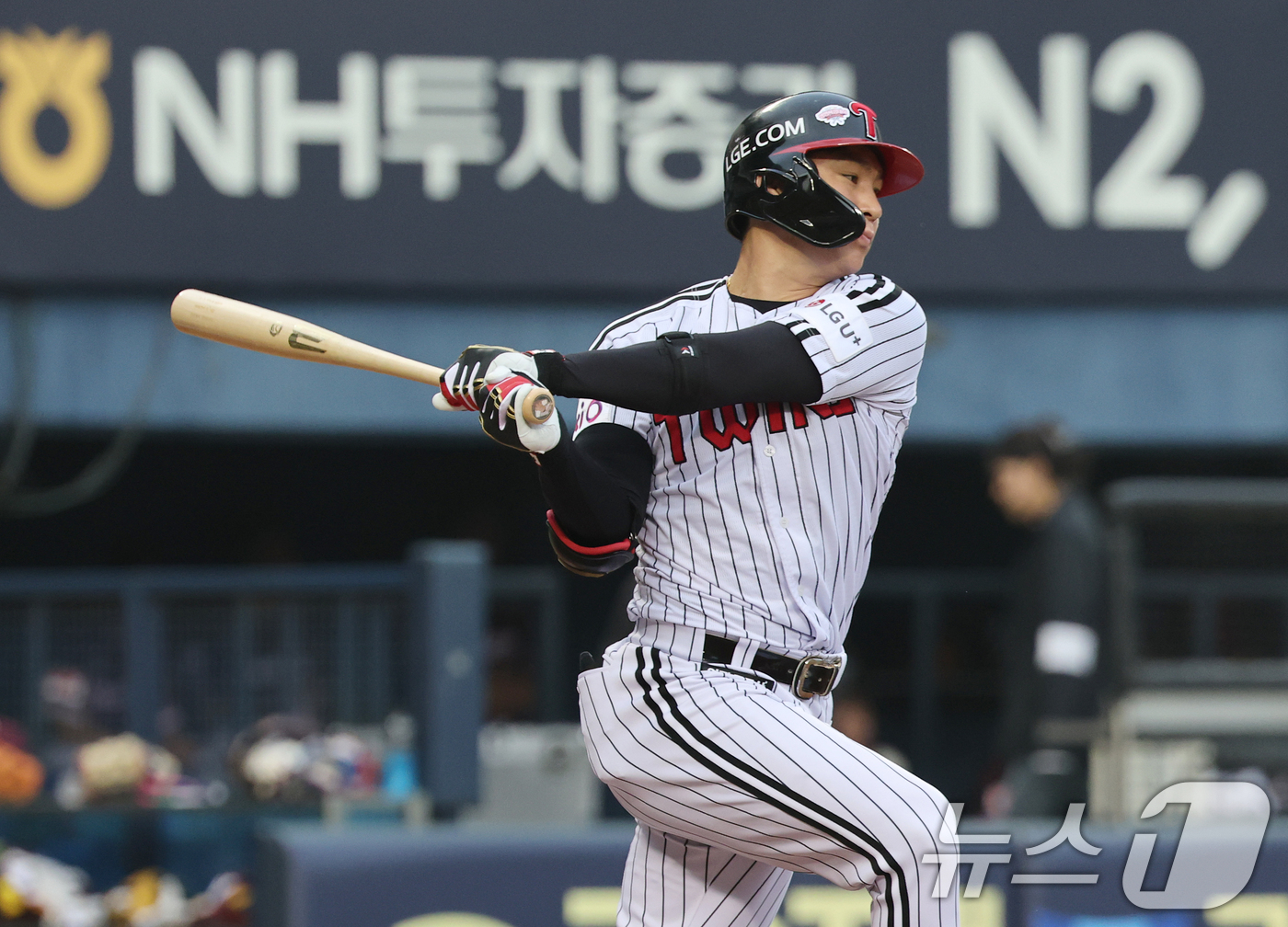 (서울=뉴스1) 오대일 기자 = 15일 오후 서울 송파구 잠실야구장에서 열린 '2025 신한 SOL 뱅크 KBO리그' 키움 히어로즈와 LG 트윈스의 경기에서 2회말 개인 통산 19 …