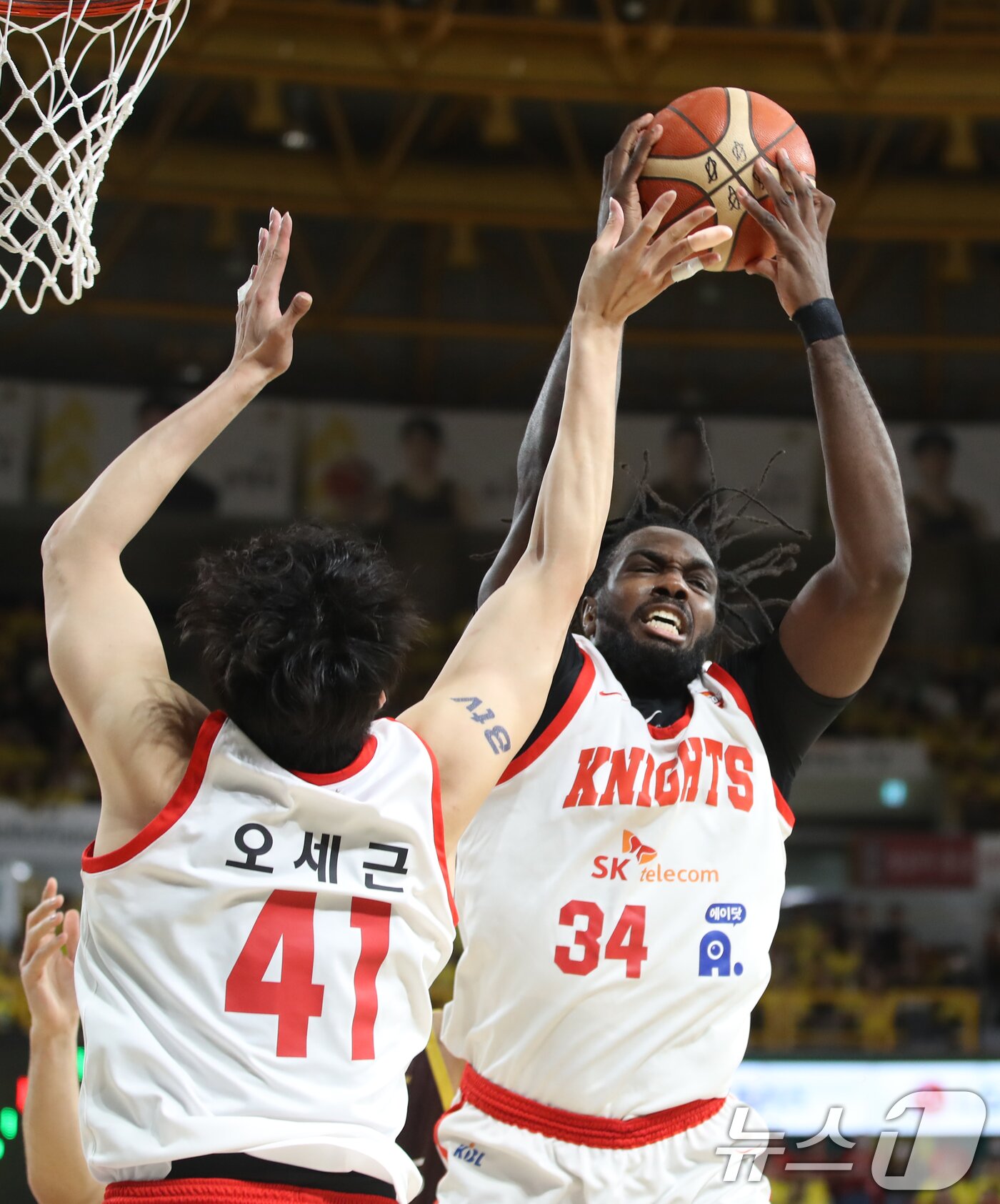 본문 이미지 - 15일 오후 경남 창원체육관에서 열린 &#39;2024-25 KCC 프로농구 챔피언결정전 6차전&#39; 창원 LG 세이커스와 서울 SK 나이츠의 경기에서 SK 자밀 워니가 리바운드를 하고 있다. 2025.5.15/뉴스1 ⓒ News1 윤일지 기자