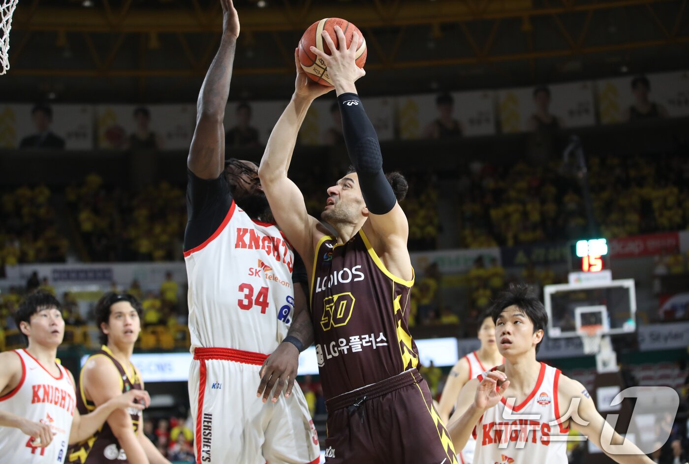 본문 이미지 - 15일 오후 경남 창원체육관에서 열린 &#39;2024-25 KCC 프로농구 챔피언결정전 6차전&#39; 창원 LG 세이커스와 서울 SK 나이츠의 경기에서 LG 아셈 마레이가 SK 자밀 워니를 피해 슛하고 있다. 2025.5.15/뉴스1 ⓒ News1 윤일지 기자