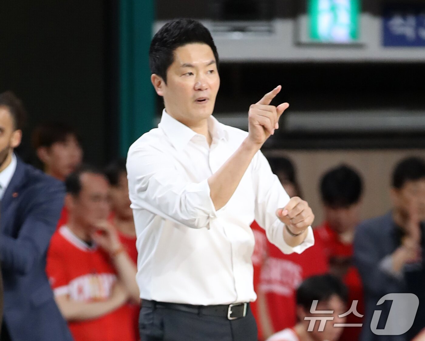 본문 이미지 - 15일 오후 경남 창원체육관에서 열린 &#39;2024-25 KCC 프로농구 챔피언결정전 6차전&#39; 창원 LG 세이커스와 서울 SK 나이츠의 경기에서 SK 전희철 감독이 선수들에게 작전을 지시하고 있다. 2025.5.15/뉴스1 ⓒ News1 윤일지 기자