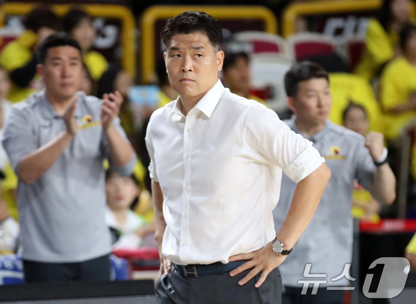 본문 이미지 - 15일 오후 경남 창원체육관에서 열린 '2024-25 KCC 프로농구 챔피언결정전 6차전' 창원 LG 세이커스와 서울 SK 나이츠의 경기에서 LG 조상현 감독이 경기를 지켜보고 있다. 2025.5.15/뉴스1 ⓒ News1 윤일지 기자