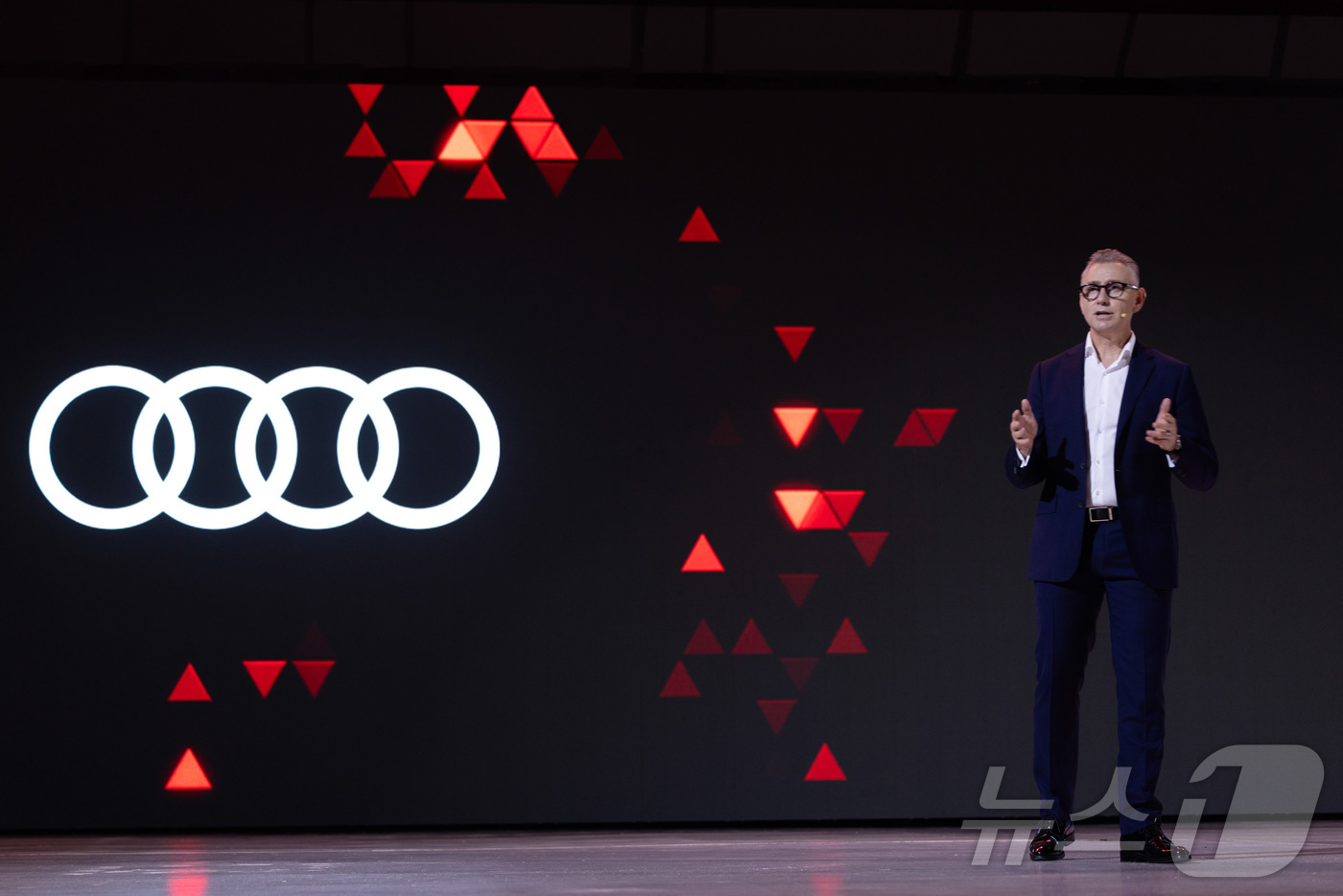 (서울=뉴스1) = 스티브 클로티 아우디코리아 사장이 15일 경기 김포 에어로피스에서 열린 '더 뉴 아우디 A5' 미디어 프리뷰 행사에서 발언하고 있다. (아우디코리아 제공. 재판 …