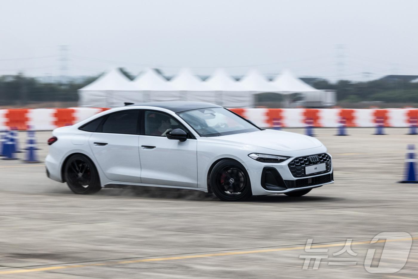 (서울=뉴스1) = '더 뉴 아우디 A5'가 15일 경기 김포 에어로스피스 내 슬라럼 시험장을 주행하고 있다. (아우디코리아 제공. 재판매 및 DB 금지)