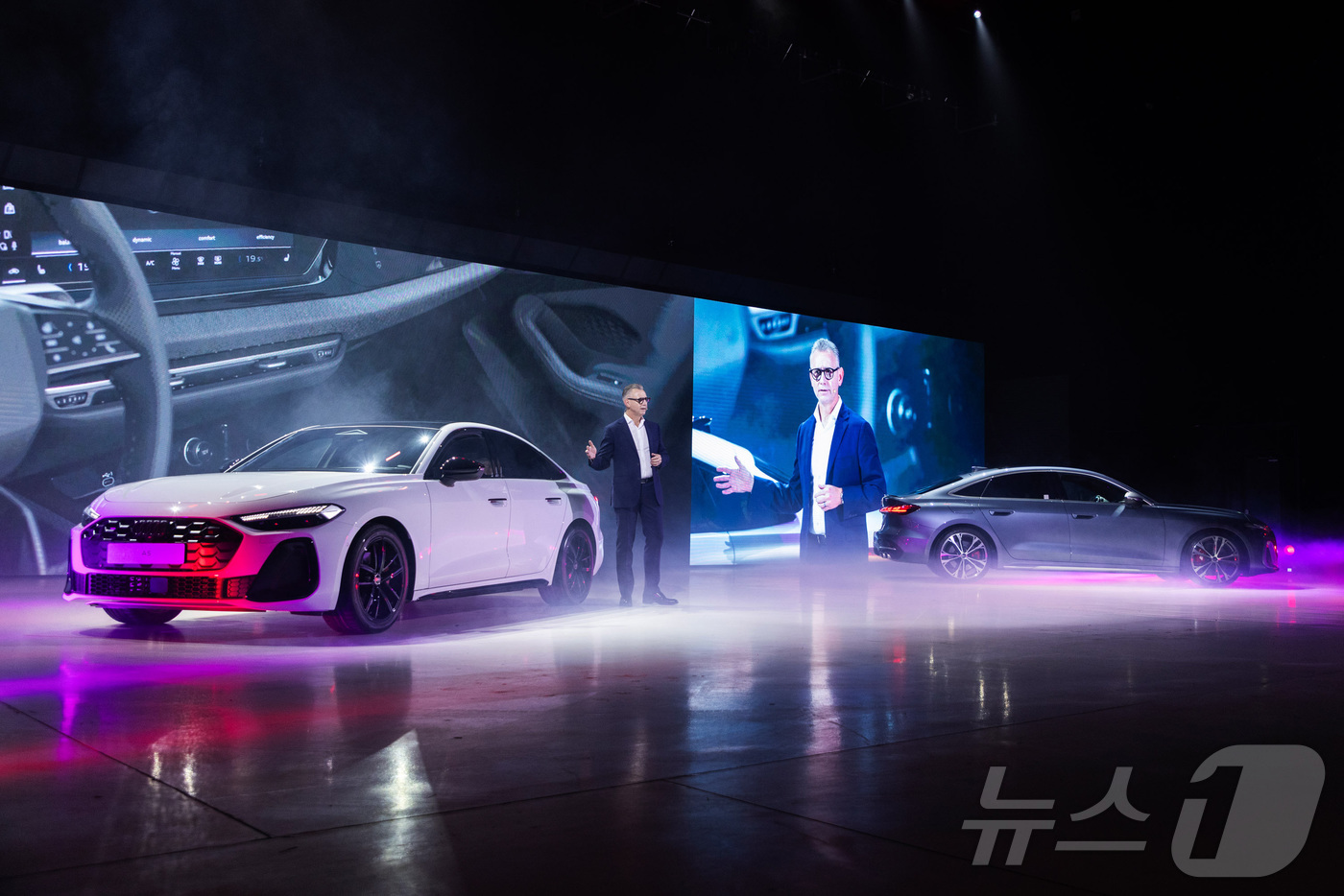 (서울=뉴스1) = 스티브 클로티 아우디코리아 사장이 15일 경기 김포 에어로피스에서 열린 '더 뉴 아우디 A5' 미디어 프리뷰 행사에서 발언하고 있다. (아우디코리아 제공. 재판 …