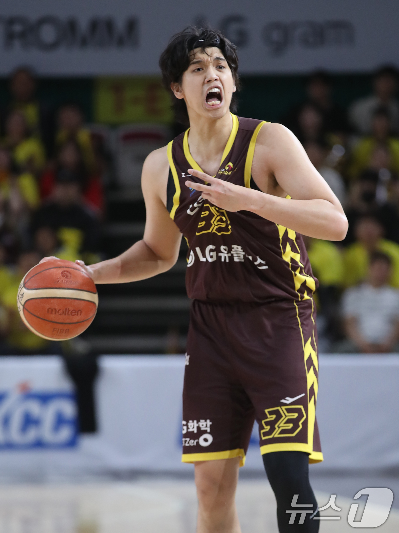 (창원=뉴스1) 윤일지 기자 = 15일 오후 경남 창원체육관에서 열린 '2024-25 KCC 프로농구 챔피언결정전 6차전' 창원 LG 세이커스와 서울 SK 나이츠의 경기에서 LG …