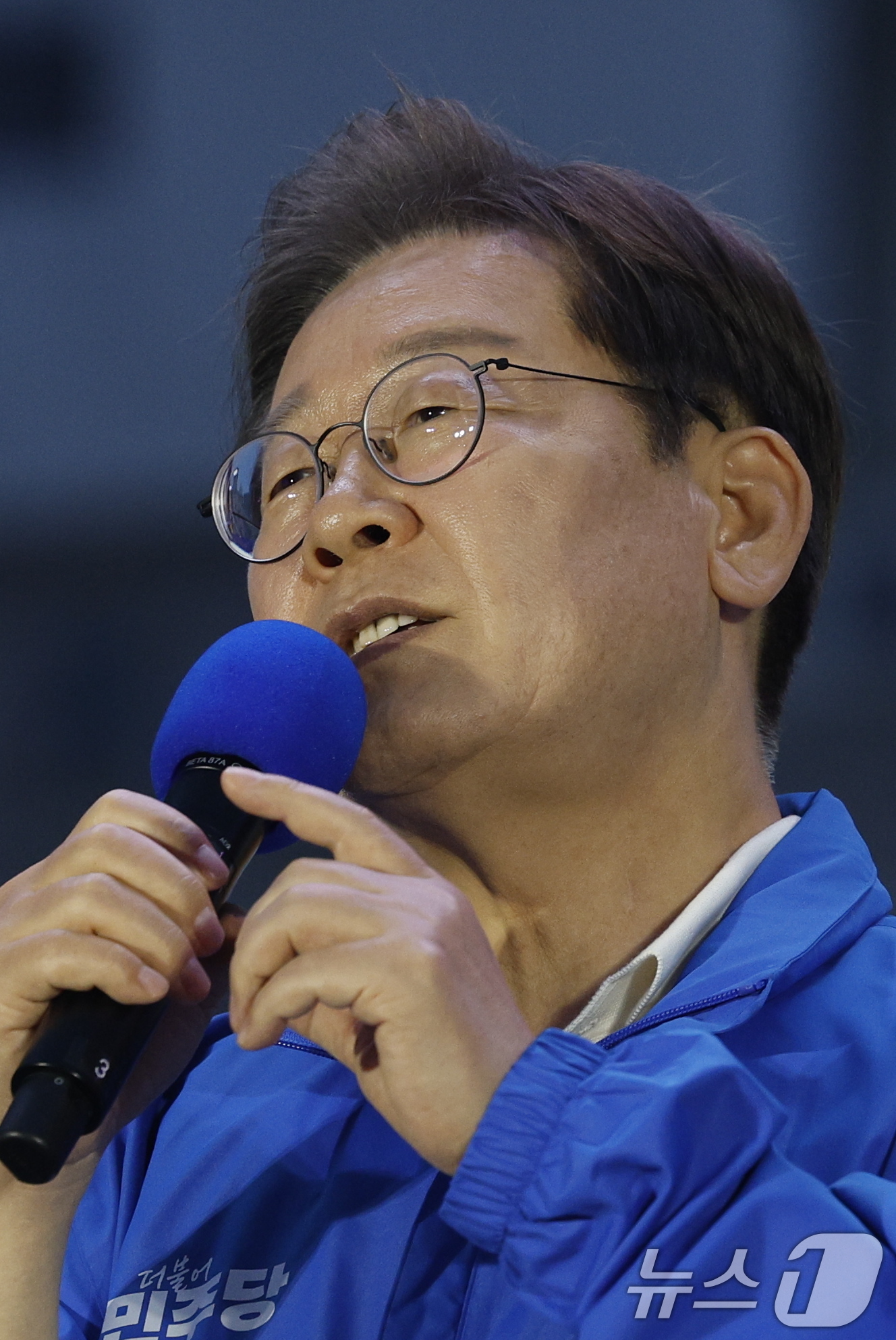 (목포=뉴스1) 안은나 기자 = 이재명 더불어민주당 대통령 후보가 '이순신 호국 벨트' 유세차 15일 오후 전남 목포시 평화광장을 찾아 지지를 호소하고 있다. 2025.5.15/뉴 …