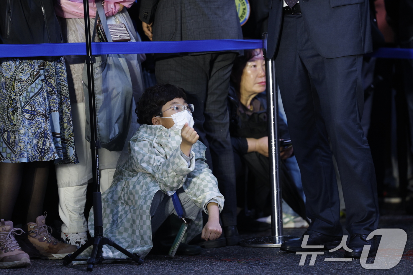 (목포=뉴스1) 안은나 기자 = 이재명 더불어민주당 대통령 후보가 '이순신 호국 벨트' 유세차 15일 오후 전남 목포시 평화광장을 찾아 지지를 호소하는 가운데, 한 어린이가 주먹을 …