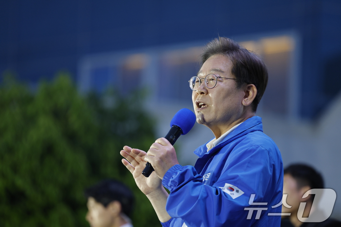 (목포=뉴스1) 안은나 기자 = 이재명 더불어민주당 대통령 후보가 '이순신 호국 벨트' 유세차 15일 오후 전남 목포시 평화광장을 찾아 지지를 호소하고 있다. 2025.5.15/뉴 …