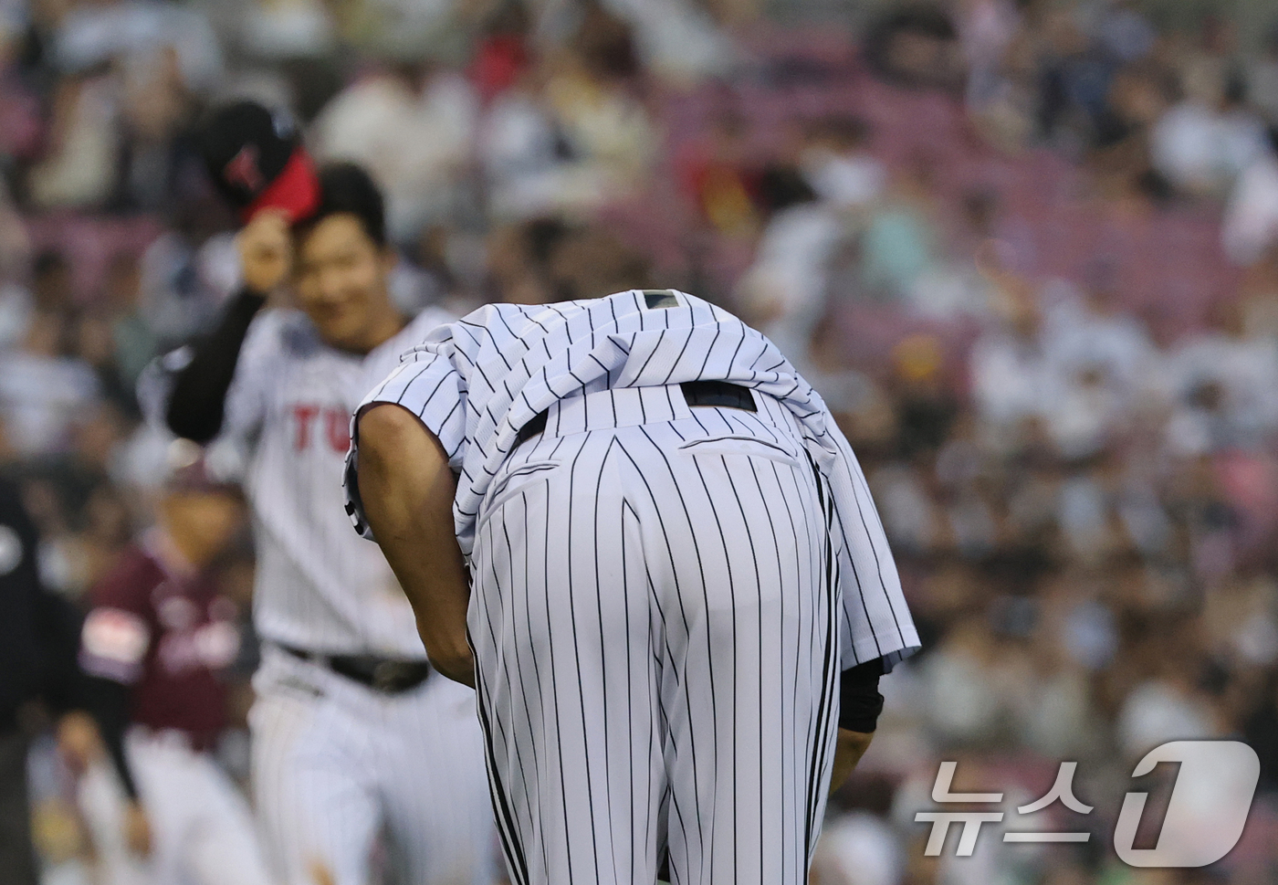 (서울=뉴스1) 오대일 기자 = 15일 오후 서울 송파구 잠실야구장에서 열린 '2025 신한 SOL 뱅크 KBO리그' 키움 히어로즈와 LG 트윈스의 경기 4회초 키움 공격 2사 1 …