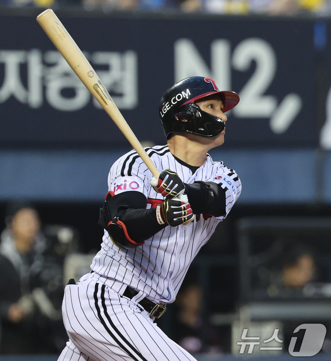 (서울=뉴스1) 오대일 기자 = 15일 오후 서울 송파구 잠실야구장에서 열린 '2025 신한 SOL 뱅크 KBO리그' 키움 히어로즈와 LG 트윈스의 경기 4회말 LG 공격 2사 1 …