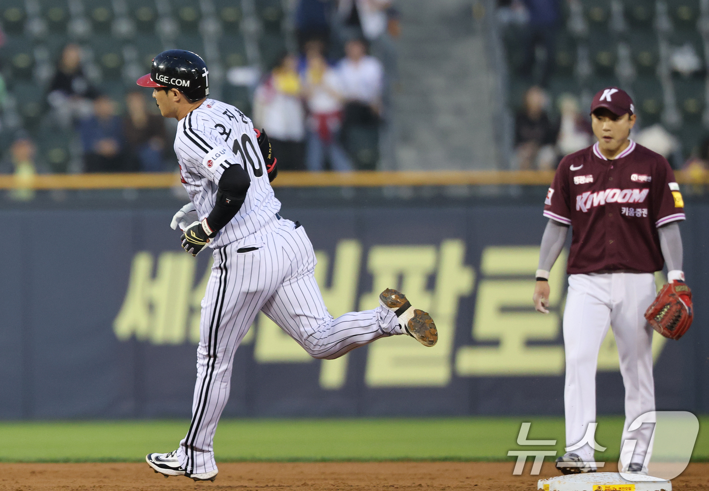 (서울=뉴스1) 오대일 기자 = 15일 오후 서울 송파구 잠실야구장에서 열린 '2025 신한 SOL 뱅크 KBO리그' 키움 히어로즈와 LG 트윈스의 경기 4회말 LG 공격 2사 1 …